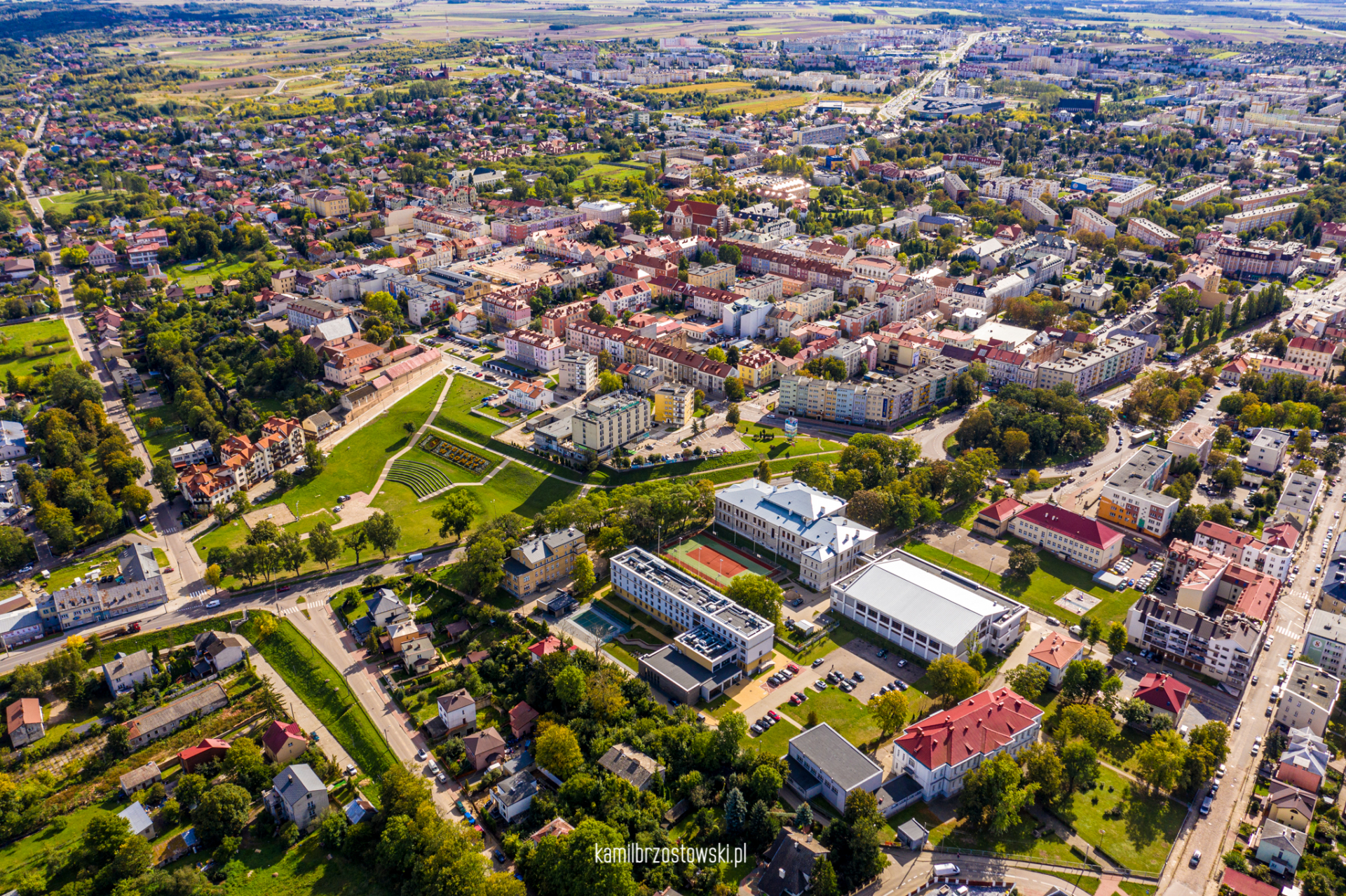 Widok z drona na akademik i miasto łomża