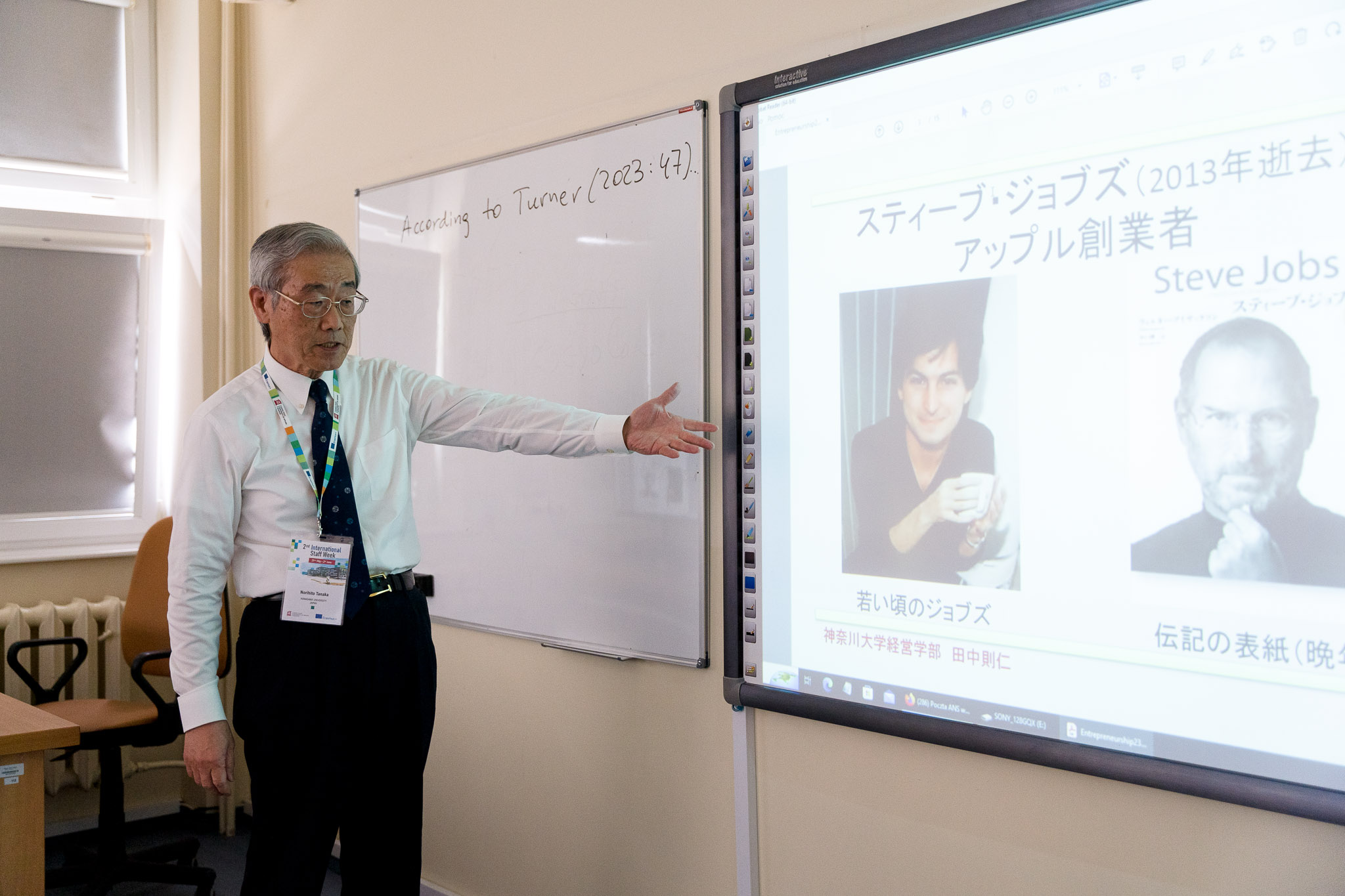Profesor Norihito Tanaka przy tablicy multimedialnej
