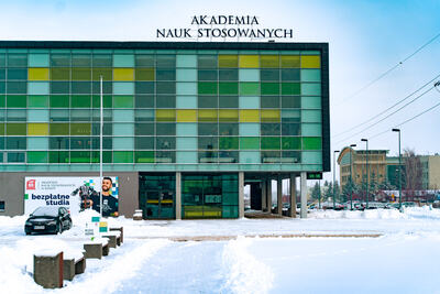 Budynek uczelni Akademicka 1 w zimowej scenerii
