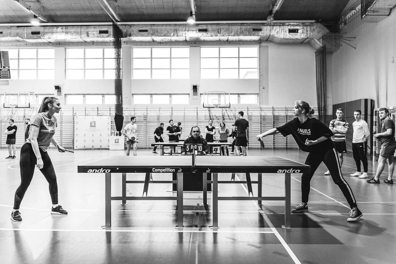 Studentki grają w tenisa stołowego na hali II LO