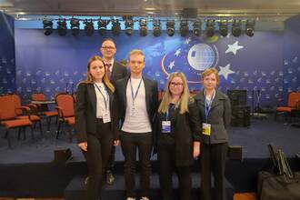 aStudenci Wydziału Nauk Społecznych i Humanistycznych podczas VIII Europejskiego Kongresu Samorządów w Mikołajkach