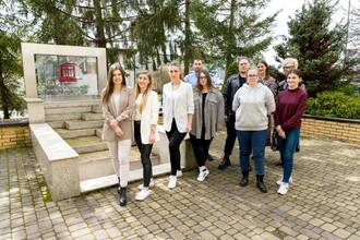 aZdjęcie przedstawia studentów Koła Naukowego Fizjoterapii wraz z opiekunami - dr Anną Zalewską i dr Moniką Gałczyk.